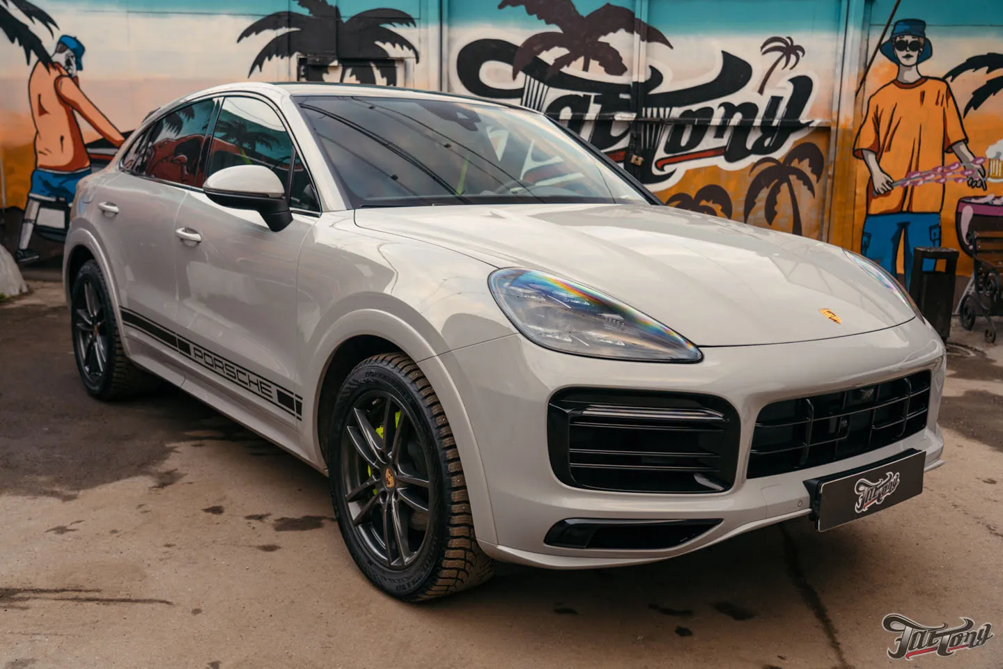 Цветные ремни, окрас суппортов и оклейка лобового стекла на Porsche Cayenne